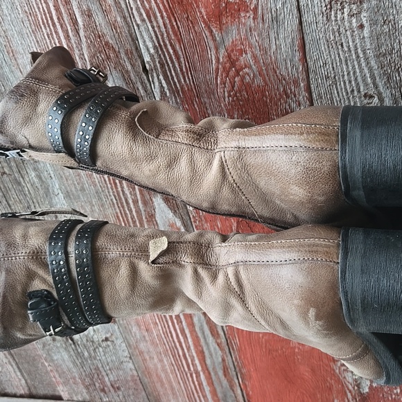 Stylish Tan Mjus Boots with Black Accents - Picture 6 of 9